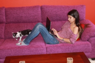 gato y chica sofá
